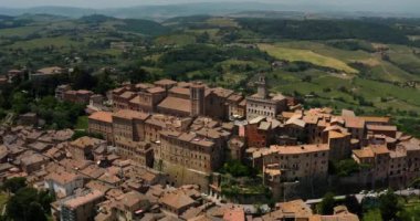 Highland 'da bulunan inanılmaz Montepulciano Eski Kasabası' nın insansız hava aracı görüntüsü. Toskana