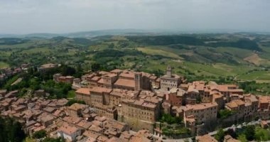 Highland 'da bulunan inanılmaz Montepulciano Eski Kasabası' nın insansız hava aracı görüntüsü. Toskana