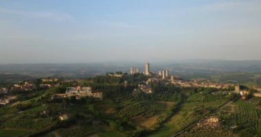 Drone çekimi, Ortaçağ San Gimignano, Toscana, İtalya, Avrupa Ortaçağ Kasabası 'nın Hava Görüntüsü