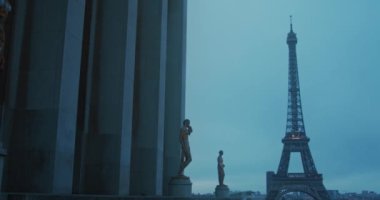 Paris, Fransa 'daki Eyfel Kulesi' nin yanında heykelleri olan Trocadero Meydanı.