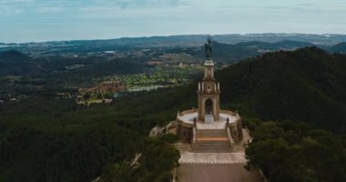 Puig de Sant Salvador Dağı, Felanitx, Mayorka 'nın insansız hava aracı çekimi. Din Sığınağı, Heykel Dini Anıtı, Dağlı Doğal Manzara, Balear Adaları.