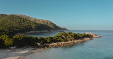 Cala Agulla. Mallorca 'daki inanılmaz plaj. Hava Görüntüleme Drone 'u. Mayorka 'daki doğal manzara, Balear Adaları, İspanya.