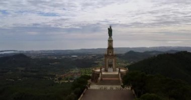 Puig de Sant Salvador Dağı, Felanitx, Mayorka 'nın insansız hava aracı çekimi. Din Sığınağı, Heykel Dini Anıtı, Dağlı Doğal Manzara, Balear Adaları.