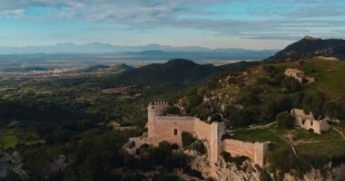Santueri Kalesi 'nin, Majorca' nın, Felanitx 'in, Dağlardaki Turistik Harabelerin, Günbatımı' nın hava aracı görüntüsü. Balear Adaları, İspanya