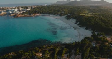Cala Agulla. Mallorca 'daki inanılmaz plaj. Hava Görüntüleme Drone 'u. Mayorka 'daki doğal manzara, Balear Adaları, İspanya.