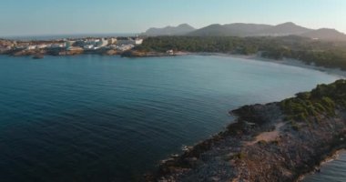 Cala Agulla. Mallorca 'daki inanılmaz plaj. Hava Görüntüleme Drone 'u. Mayorka 'daki doğal manzara, Balear Adaları, İspanya.