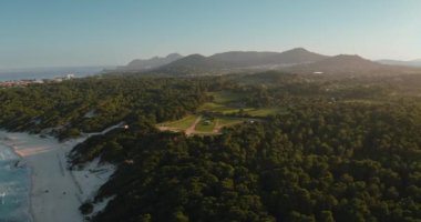 Cala Agulla. Mallorca 'daki inanılmaz plaj. Hava Görüntüleme Drone 'u. Mayorka 'daki doğal manzara, Balear Adaları, İspanya.