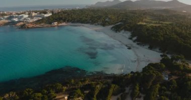 Cala Agulla. Mallorca 'daki inanılmaz plaj. Hava Görüntüleme Drone 'u. Mayorka 'daki doğal manzara, Balear Adaları, İspanya.