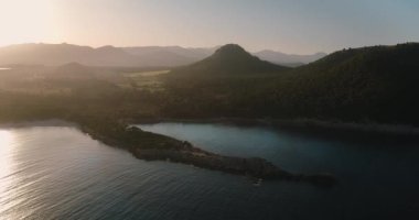 Cala Agulla. Mallorca 'daki inanılmaz plaj. Hava Görüntüleme Drone 'u. Mayorka 'daki doğal manzara, Balear Adaları, İspanya.