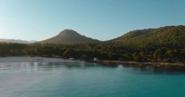 Cala Agulla. Mallorca 'daki inanılmaz plaj. Hava Görüntüleme Drone 'u. Mayorka 'daki doğal manzara, Balear Adaları, İspanya.