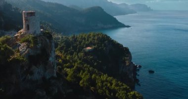 Torre Des Verger 'de insansız hava aracı görüntüsü, Akdeniz ve dağların panoramik görüntüsü, Banyalbufar, Mallorca, Balear Adaları, Hava Görüntüsü