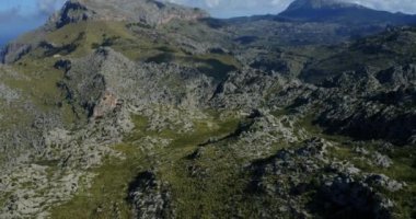 Sa Calobra, Serra Tramuntana Dağları, Mayorka 'da İHA ile Hava Çekimi, İspanya' nın Balearic Adaları 'nda güneşli bir gün..