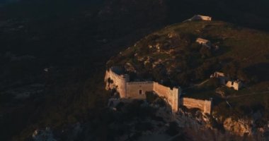 Santueri Kalesi 'nin, Majorca' nın, Felanitx 'in, Dağlardaki Turistik Harabelerin, Günbatımı' nın hava aracı görüntüsü. Balear Adaları, İspanya
