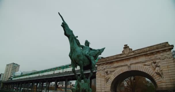 Cheval Statue Train Passant Surplombant Tour Eiffel Paris France — Video