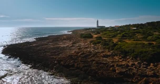 Εναέρια Drone Φάρος Στο Cape Ses Salines Στο Τοπίο Της — Αρχείο Βίντεο