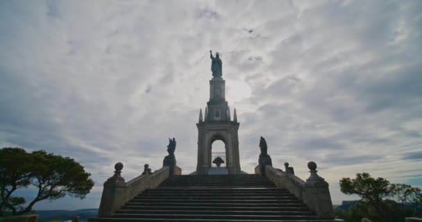 Tiro Com Movimento Gimbal Nas Escadas Monumento Religioso Puig Sant — Vídeo de Stock