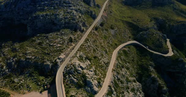 ドローン カロブラ トラムンタナ山脈 マヨルカ島 自然の風景の中で晴れた日とSerpenine Roadの空中ショット — ストック動画