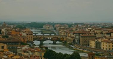 Florence Ponte Vecchio Köprüsü 'nde ve İtalya' da City Skyline 'da. Toskana (Firenze))