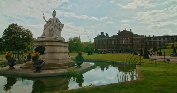 Постріл Рухом Камери Beautiful Garden Statue Fountain Лондоні Велика Британія — стокове відео