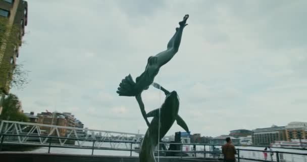 在阴天 英国著名的伦敦塔桥和泰晤士河 喷泉和海豚神像带着金银般的动作被记录下来 — 图库视频影像