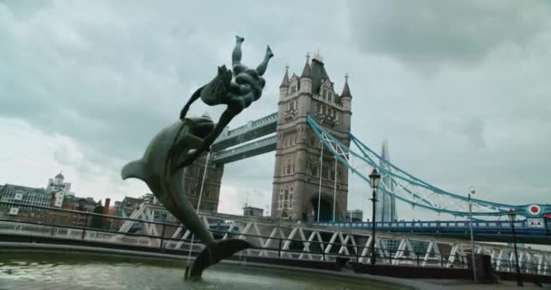 在阴天 英国著名的伦敦塔桥和泰晤士河 喷泉和海豚神像带着金银般的动作被记录下来 — 图库视频影像