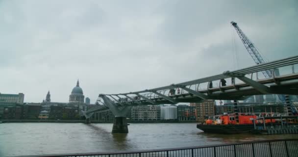Paul Cathedral Modern Millennium Bridge Cloudy Day London Street Scenes — Stock Video