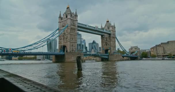 London Tower Bridge England Thames River Europe 구름낀 운동으로 — 비디오