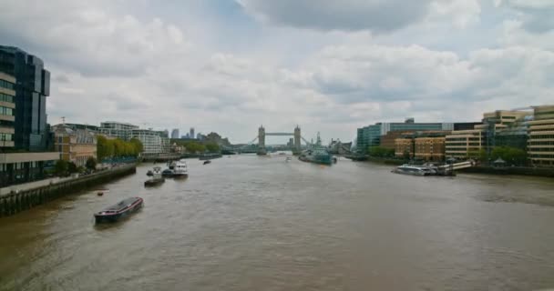 Time Lapse Tower Bridge Thames Boats London England Europe — стокове відео