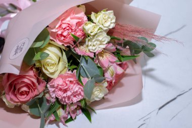 Güzel bir buket gül ve çiçek.