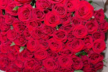 Bir kutuda kırmızı güller