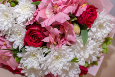 Vazoda güzel bir buket çiçek.