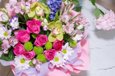 Beyaz arka planda güzel bir buket çiçek.