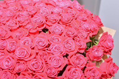 Vazoda güzel bir buket gül