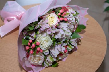 Güzel bir buket çiçek.