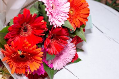 Vazoda güzel bir buket çiçek.