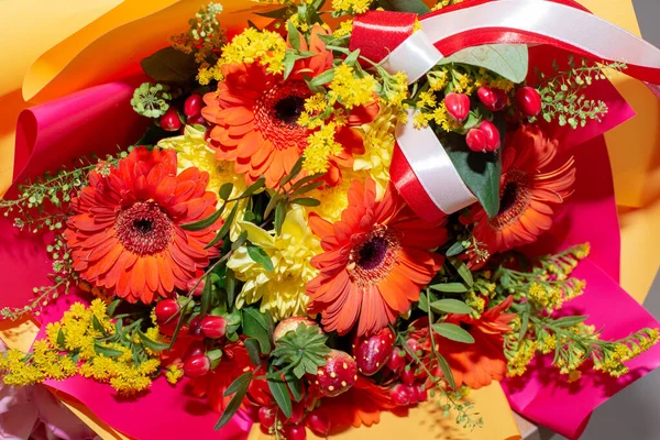 Mooi Boeket Bloemen Een Rood Lint Rechtenvrije Stockafbeeldingen