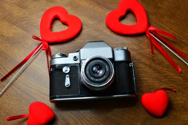Vintage kamera a fából készült asztal piros szívek — ingyenes stock fotók