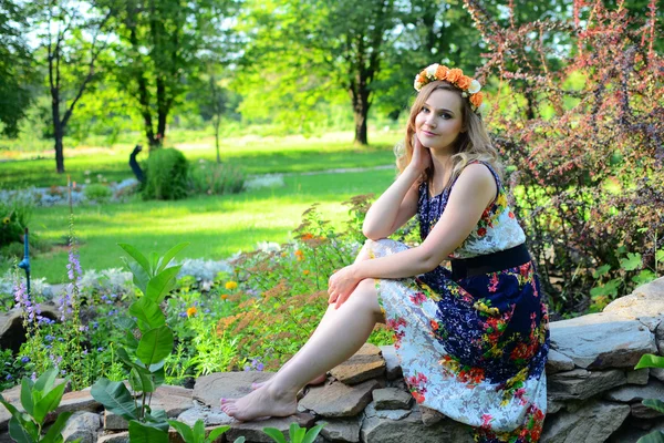 Portrait d'une belle jeune fille dans une humeur positive calme à nouveau — Photo