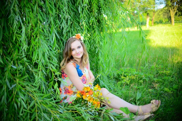 Portrait d'une belle jeune fille dans une humeur positive calme à nouveau — Photo