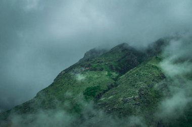 Bulutlarla kaplı Yeşil Dağ zirveleri bulutlu bir günde