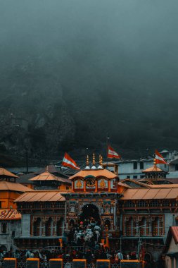 Muson mevsimi boyunca Uttarakhand 'daki Badrinath tapınağının kasvetli fotoğrafı