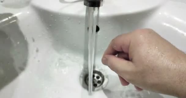 Close Shot Van Handen Wassen Badkamer — Stockvideo