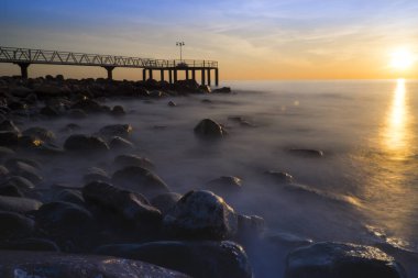 Sahildeki denize doğru bir bakış açısı