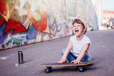 Graffiti duvar tarafından genç kaykaycı