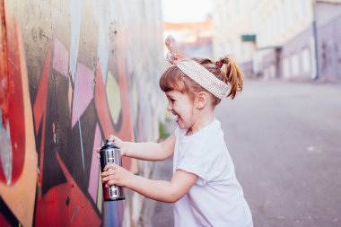 Graffiti duvar tarafından genç kaykaycı