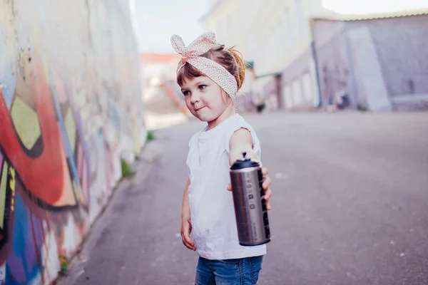 Ung skejtare av graffiti väggen — Stockfoto