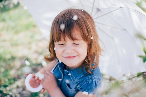 Niña en un jardín floreciente Imagen De Stock