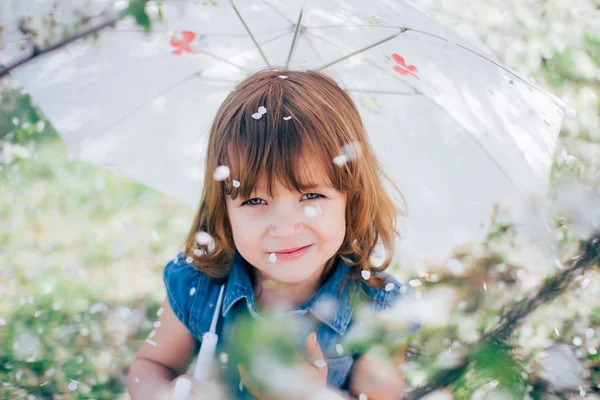 Niña en un jardín floreciente Imagen De Stock