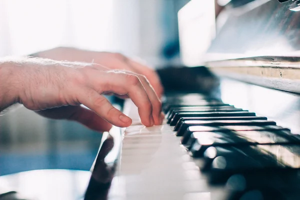 Hands of a piano player — Stock Photo, Image