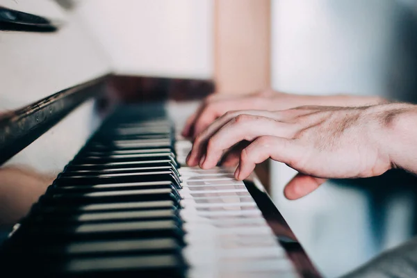 Hands of a piano player — Stock Photo, Image